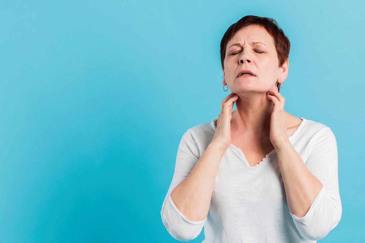 sintoma de covid dor de garganta